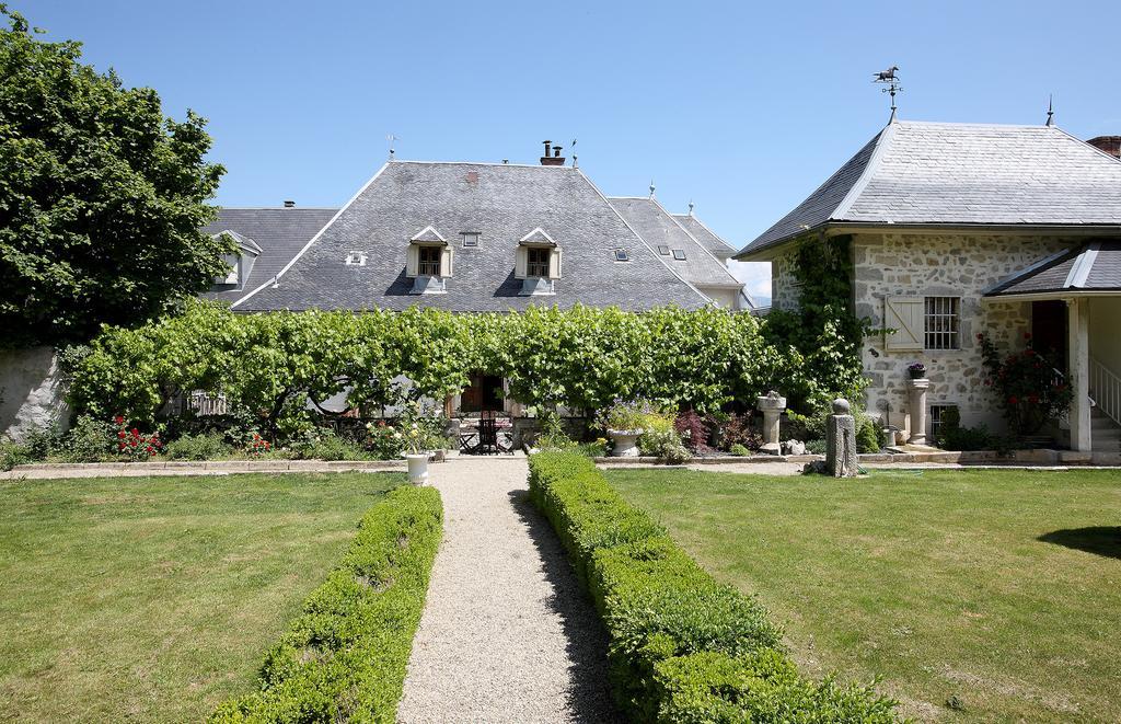 Les Saints Peres Hotel Montagnole Bagian luar foto