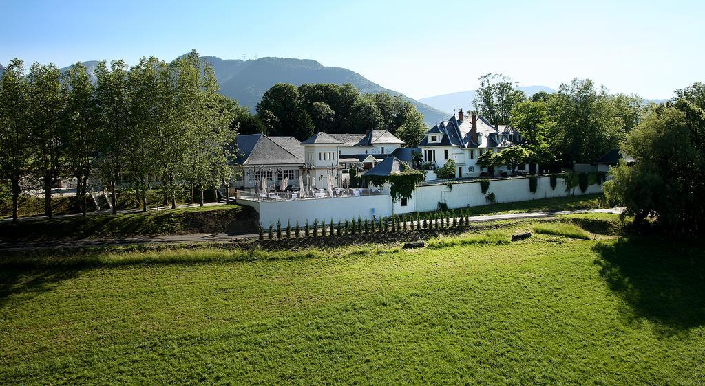 Les Saints Peres Hotel Montagnole Bagian luar foto