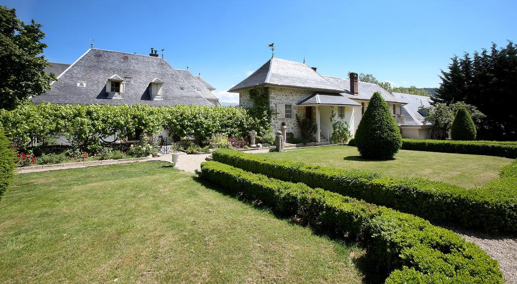 Les Saints Peres Hotel Montagnole Bagian luar foto