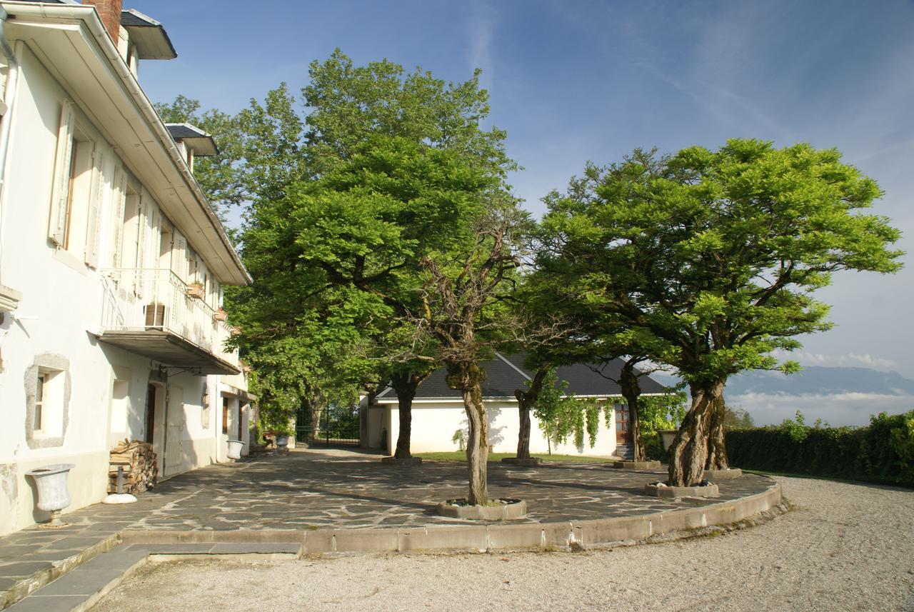 Les Saints Peres Hotel Montagnole Bagian luar foto