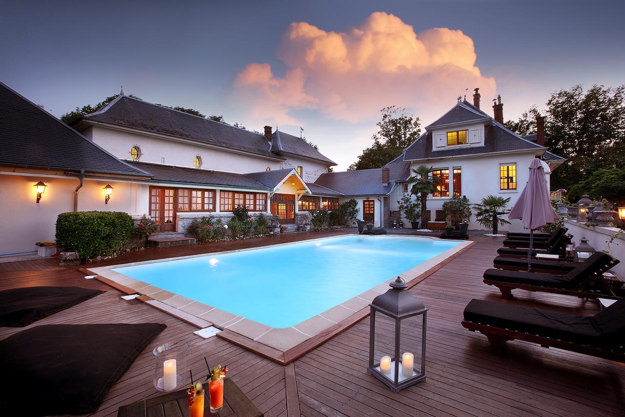 Les Saints Peres Hotel Montagnole Bagian luar foto